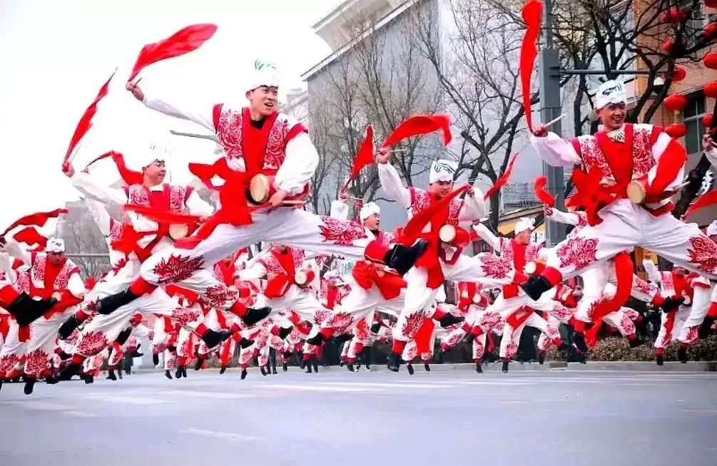 从黄土高原走向世界舞台：国家级非遗横山老腰鼓焕发新活力，展现新时代文化自信-第3张图片-