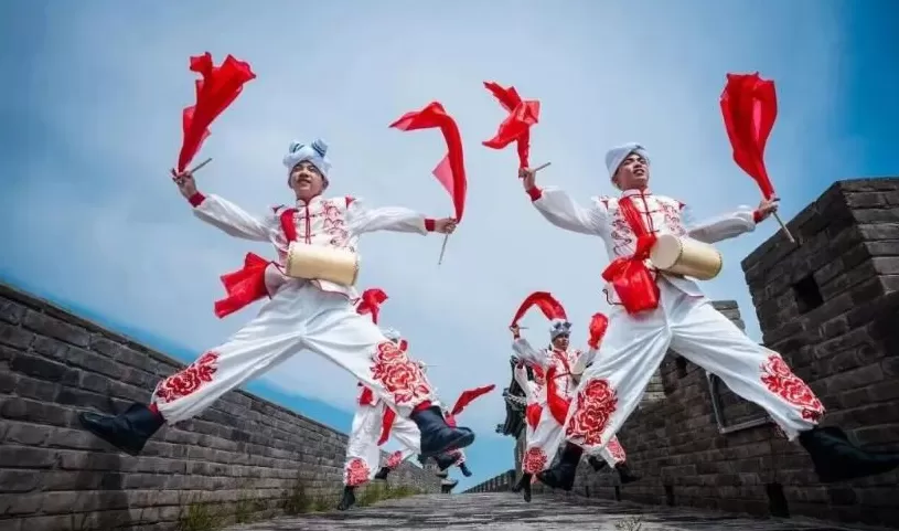 从黄土高原走向世界舞台：国家级非遗横山老腰鼓焕发新活力，展现新时代文化自信-第4张图片-