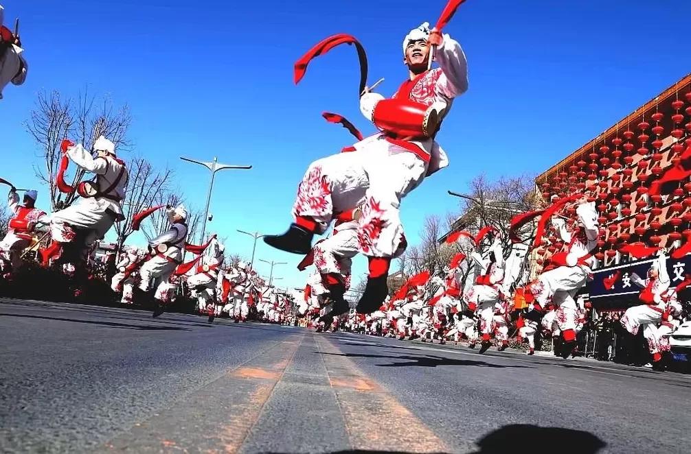 从黄土高原走向世界舞台：国家级非遗横山老腰鼓焕发新活力，展现新时代文化自信-第9张图片-