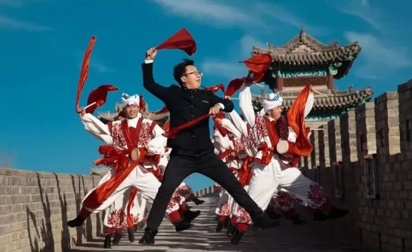 从黄土高原走向世界舞台：国家级非遗横山老腰鼓焕发新活力，展现新时代文化自信-第8张图片-