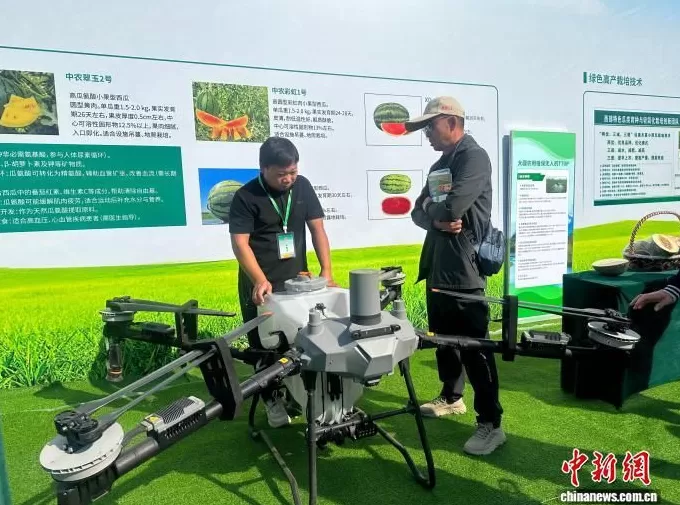 （砥砺奋进七十载天山南北谱华章）科技赋能新疆农业天山南北兴起“智慧种田”-第1张图片-