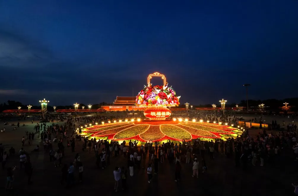 “祝福祖国”！北京天安门广场巨型花篮今夜亮灯了-第1张图片-