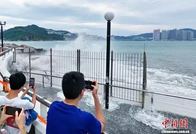 涉嫌在“桦加沙”袭港期间带8岁儿童海边观浪，香港警方拘捕两名女子-第2张图片-