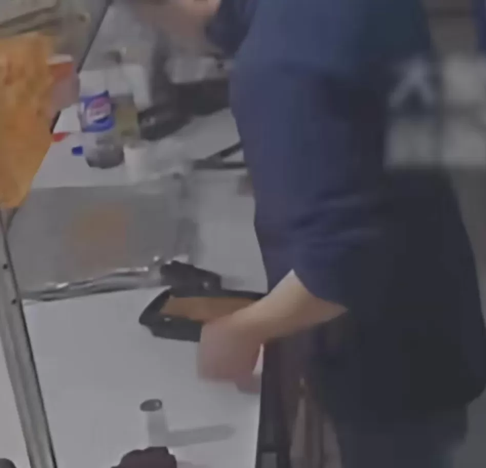 店员疑似向外卖的饭盒中吐口水？福鼎通报：网传内容属实-第1张图片-