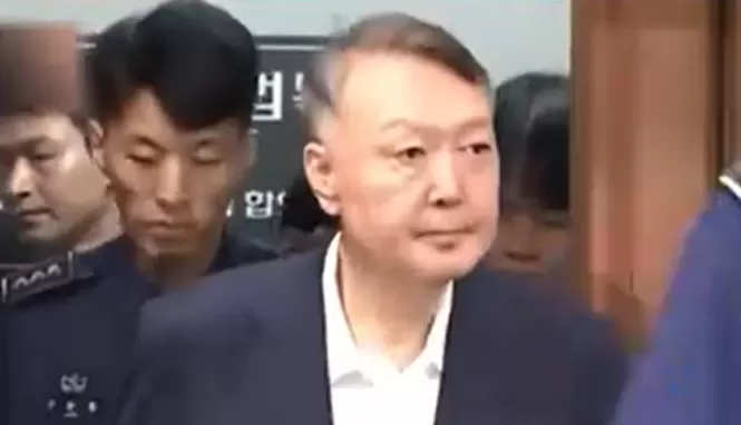 时隔两个多月再次出席庭审，64岁尹锡悦比上次露脸更显苍老-第2张图片-