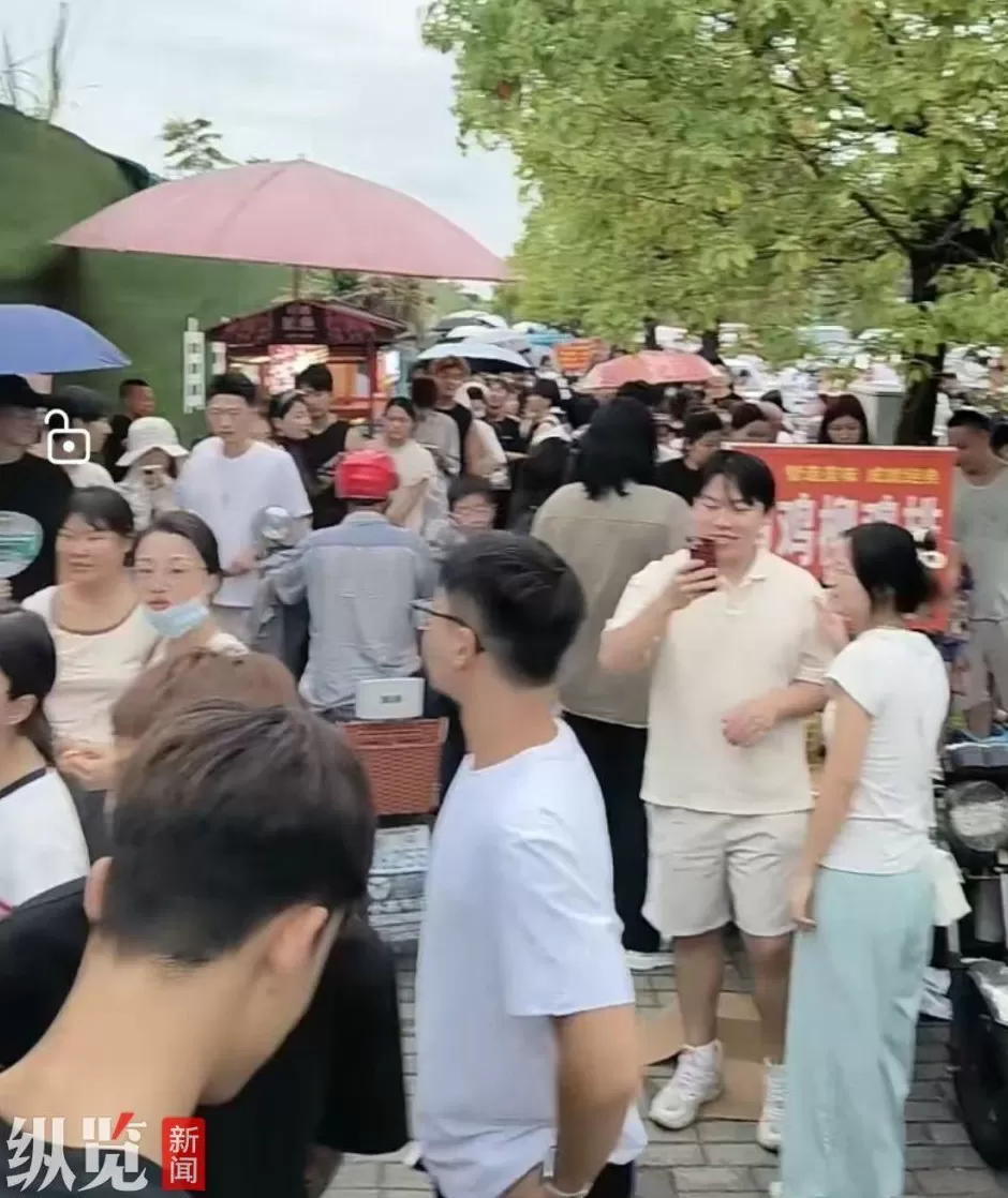 江西景德镇一炸鸡排摊主爆火网络，当地城管成立专班维持现场秩序，还特地为他安排了新摊位-第3张图片-