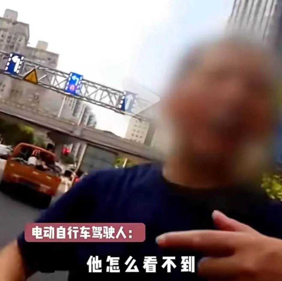 事发上海街头！男子闯红灯被撞后怒吼：千错万错，机动车不能撞人-第3张图片-