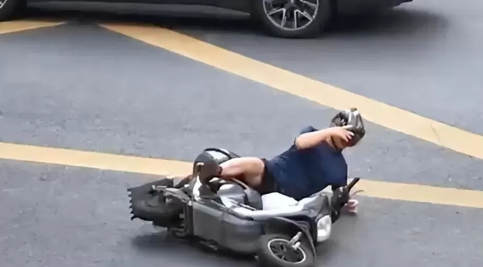 事发上海街头！男子闯红灯被撞后怒吼：千错万错，机动车不能撞人-第1张图片-