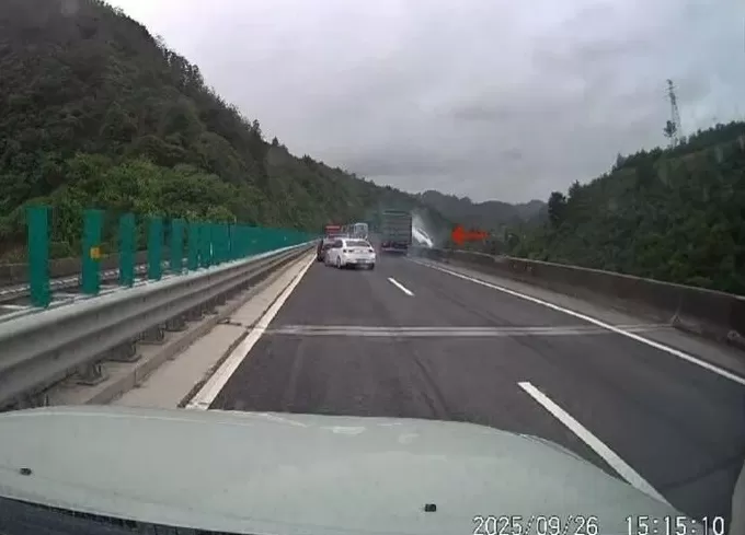 警方通报“贵州高速桥上大货车冲向车流”：致1死1伤-第1张图片-
