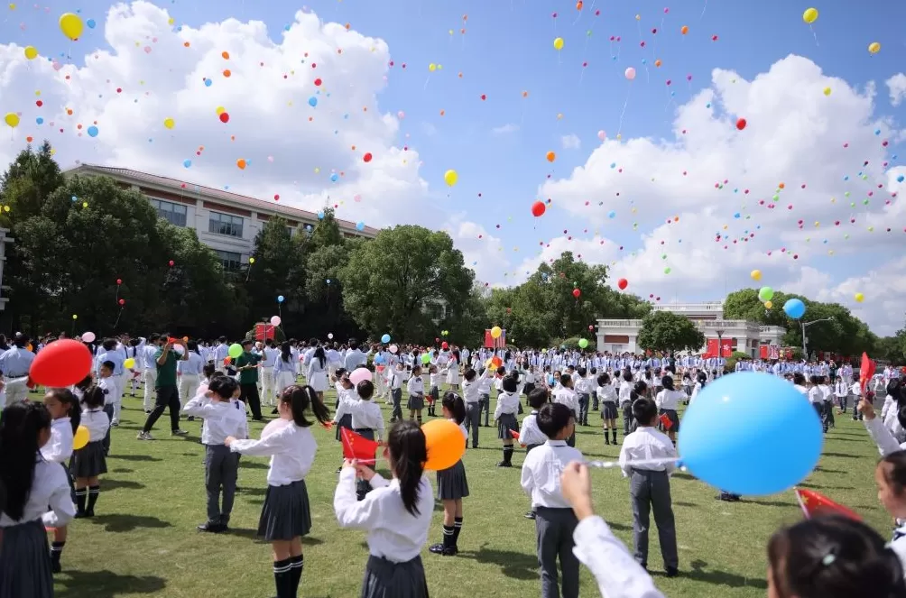 国庆将至,上海宋庆龄学校举办“祝福你,中国”快闪活动-第2张图片- 国庆将至,上海宋庆龄学校举办“祝福你,中国”快闪活动-第2张图片-
