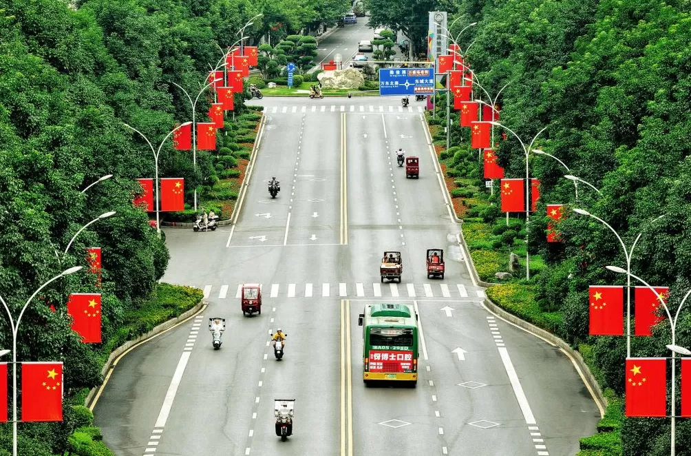 城事｜国庆“氛围组”已就位，请检阅！-第1张图片-