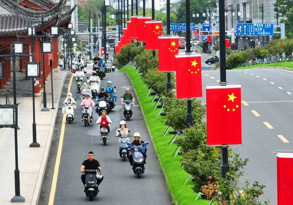 城事｜国庆“氛围组”已就位，请检阅！-第3张图片-