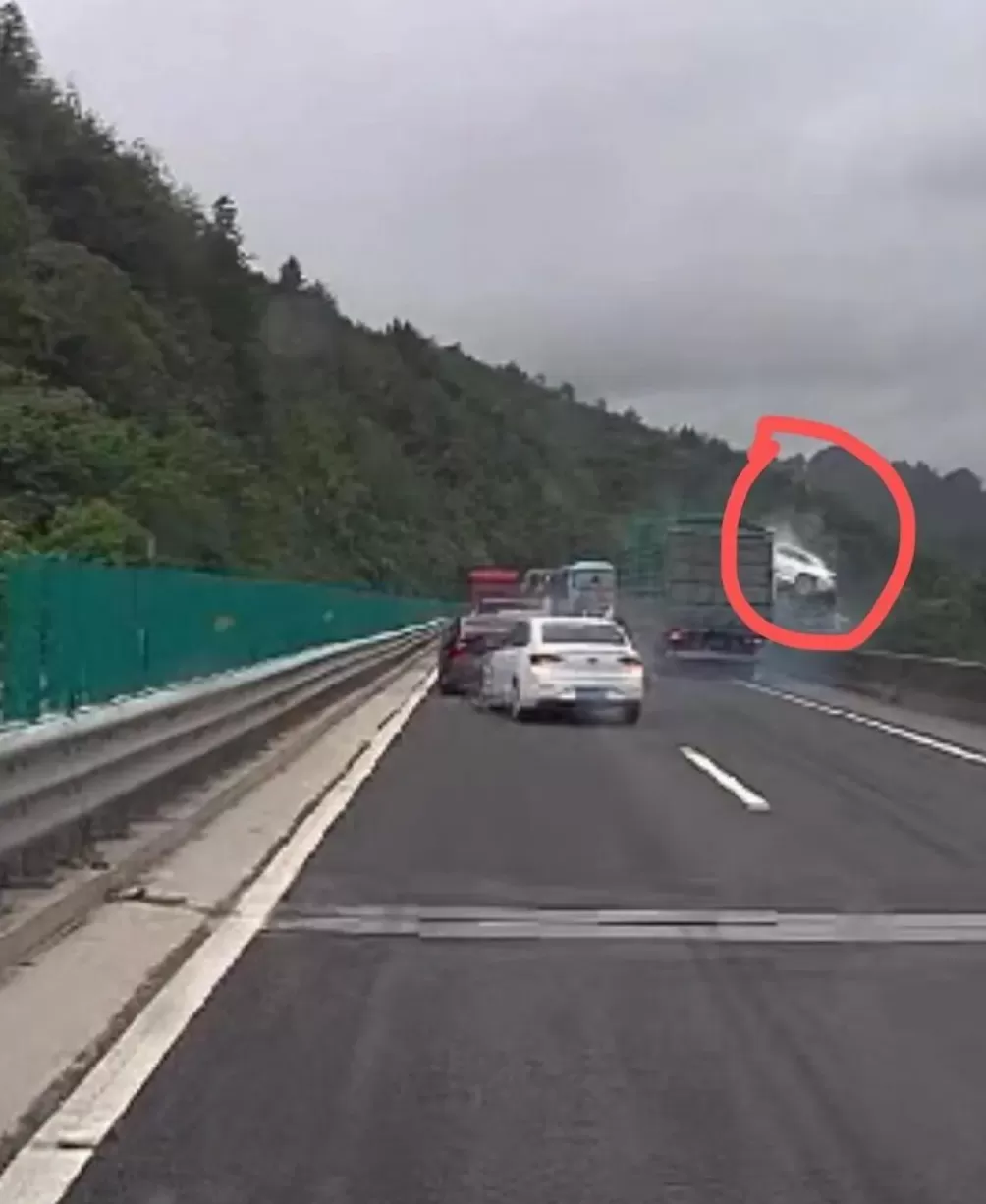 沪昆高速突发五车追尾事故，一小轿车被卡车撞至半空后坠桥！警方通报-第2张图片-