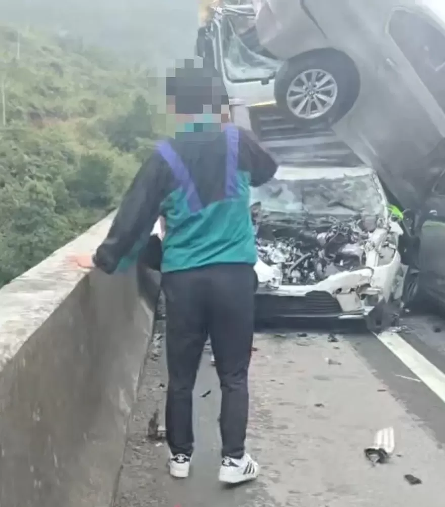 沪昆高速突发五车追尾事故，一小轿车被卡车撞至半空后坠桥！警方通报-第3张图片-