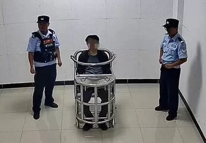 玉溪一男子与他人扯打后驾车冲撞执法民警，已被采取强制措施-第1张图片-