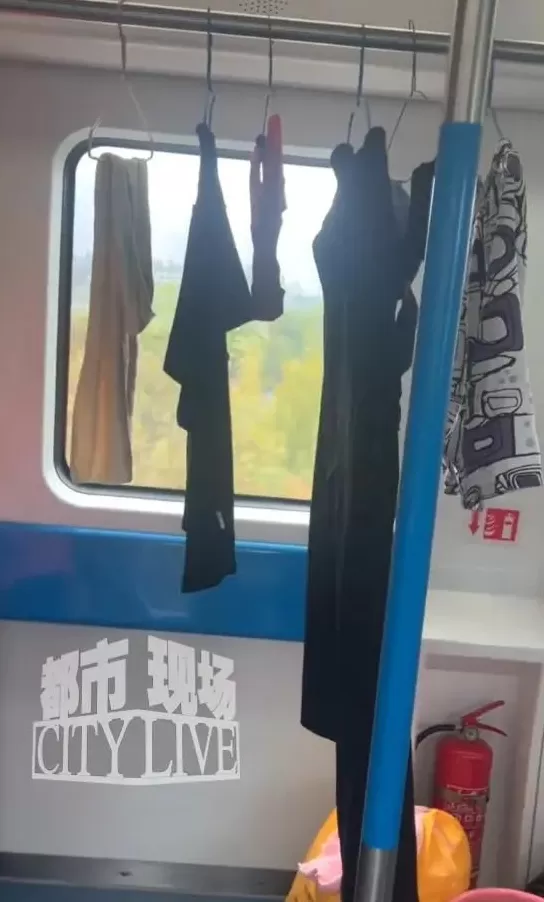 武汉地铁车厢内扶手变“晾衣杆”，官方回应-第2张图片-