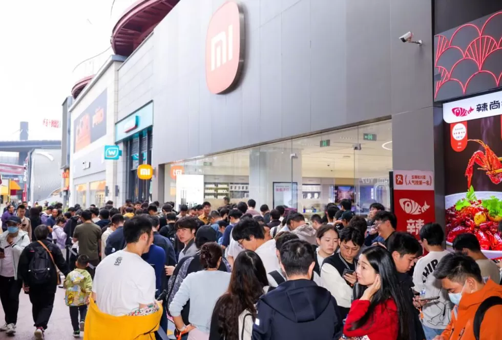 小米17系列今日开售，全国多地门店排起长队，雷军：5分钟破纪录-第1张图片-