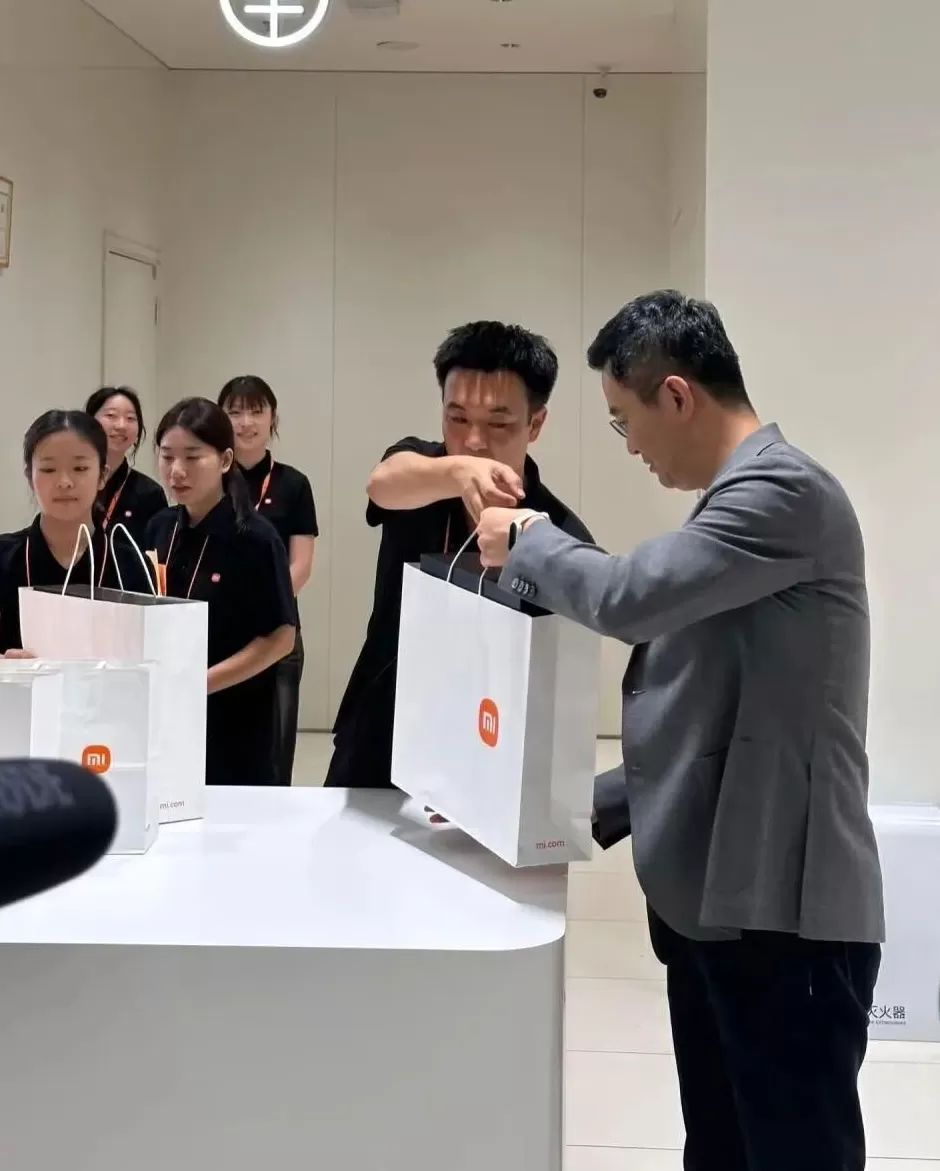 小米17系列今日开售，全国多地门店排起长队，雷军：5分钟破纪录-第6张图片-