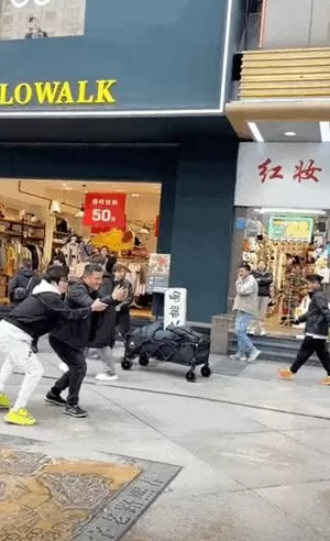 女生在宿舍直播：隐私，无处可藏-第18张图片-