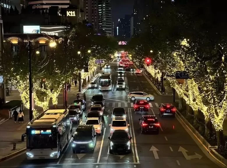 点亮夜经济，上海黄浦提升重点商圈夜间景观、发放夜间消费券-第1张图片-