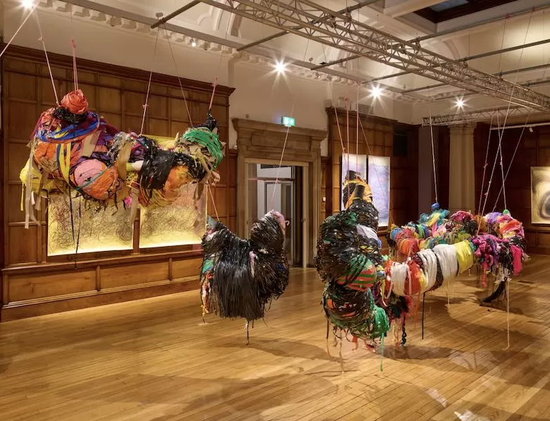 2025年特纳奖展：有叮当作响的装置，也有层层包裹的雕塑-第6张图片-