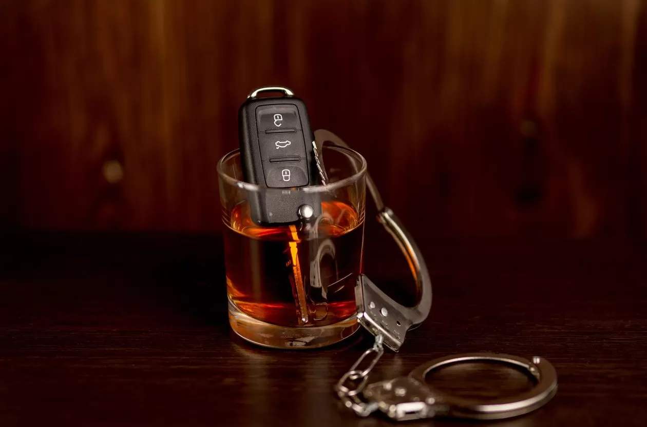 酒驾被查撞击警车后逃离，检察机关：从严从重处理-第1张图片-