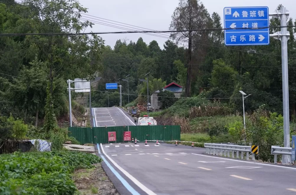 四川一公路被指铺好未满一年出现沉陷，交通局称尚未交付验收-第4张图片-