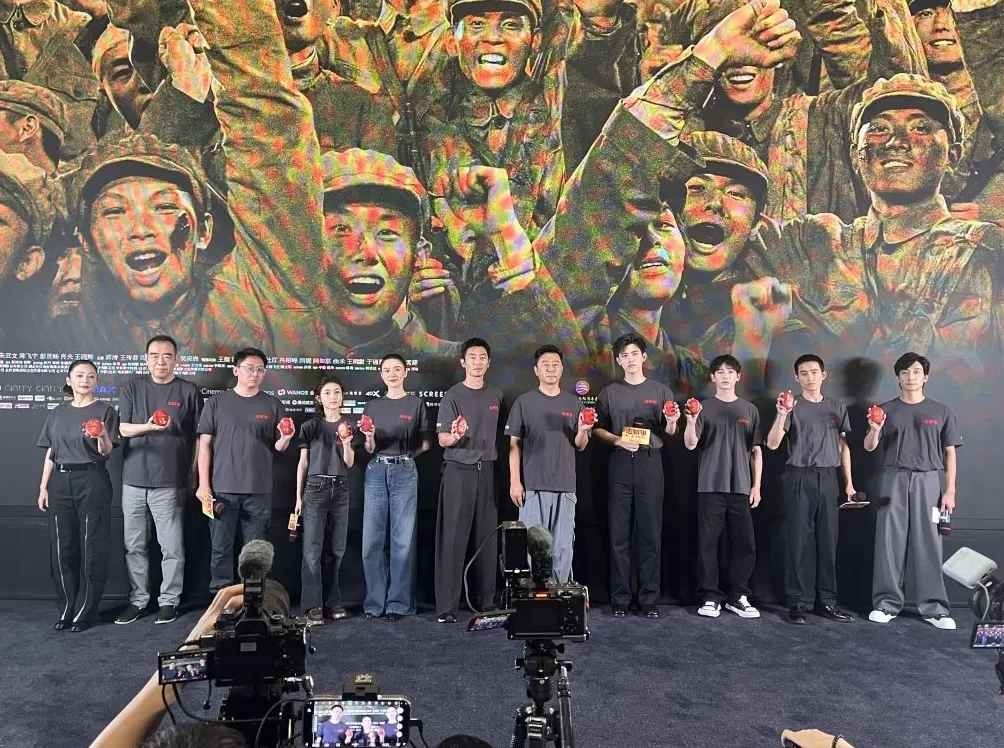 《志愿军：浴血和平》首映礼，鸽眼石上的“极致、相信与陪伴”-第2张图片-