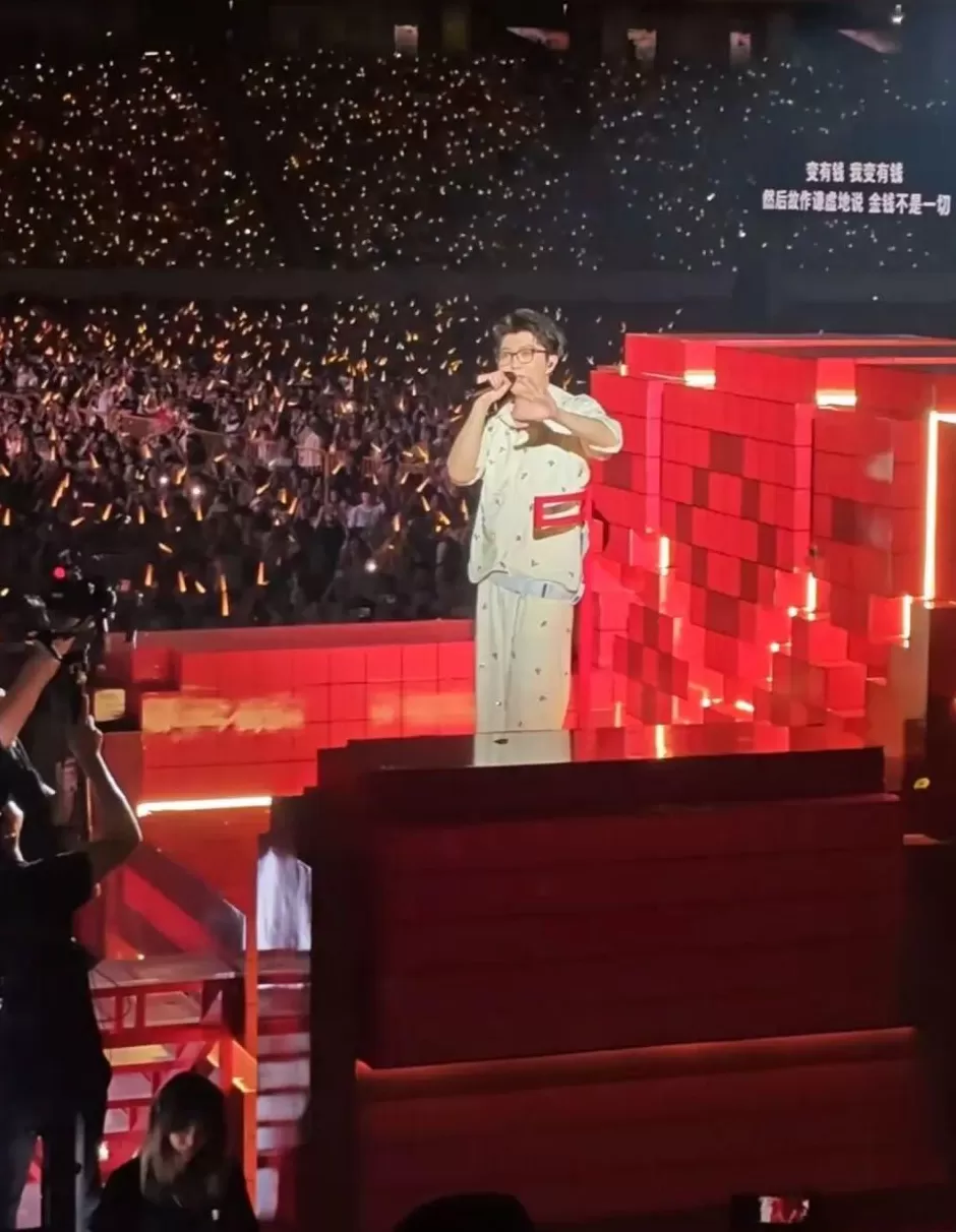 明星演唱会现场喷撒圆形纸质金币，本人发问：吉祥吗？粉丝：有点害怕……-第1张图片-