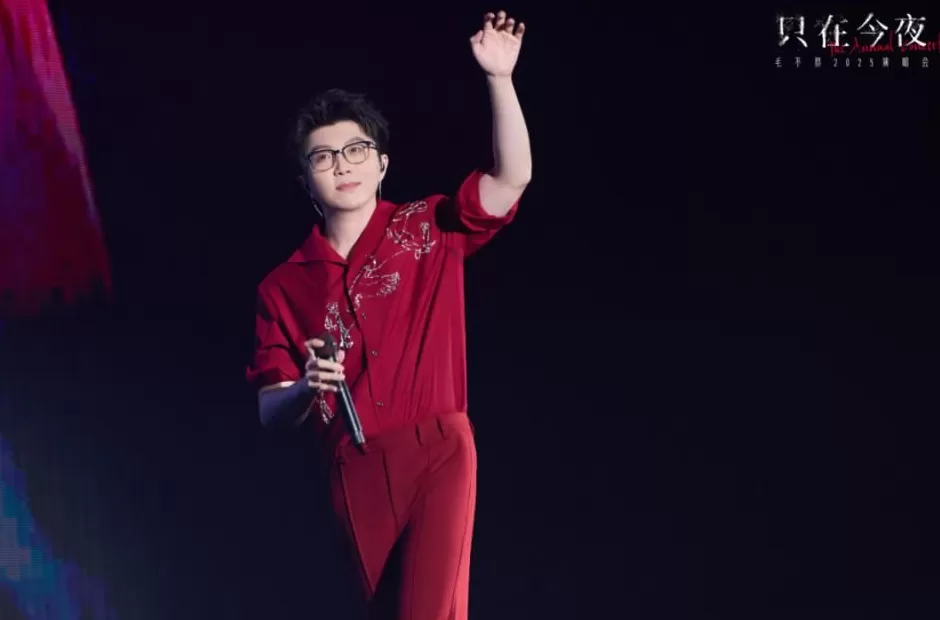 明星演唱会现场喷撒圆形纸质金币，本人发问：吉祥吗？粉丝：有点害怕……-第8张图片-
