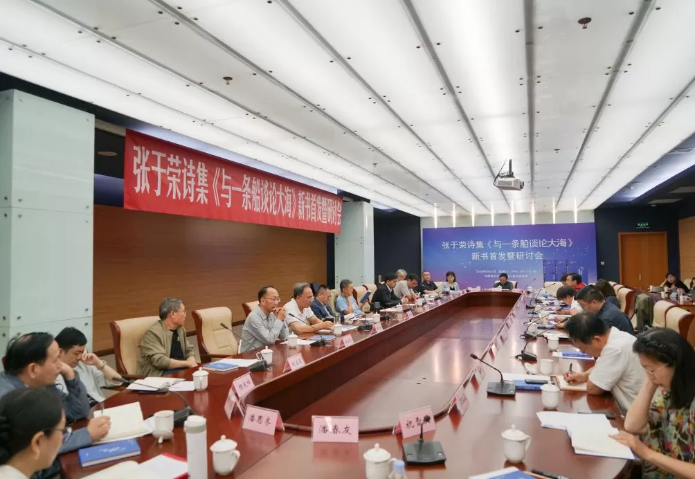 当一个诗人决定“与一条船谈论大海”-第2张图片-