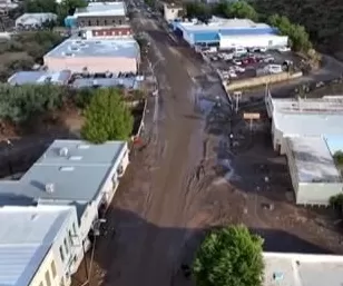 美国亚利桑那州多地发生洪灾，造成至少4人死亡多人失踪，约1000个丙烷罐被冲走，存在爆炸等风险-第1张图片-