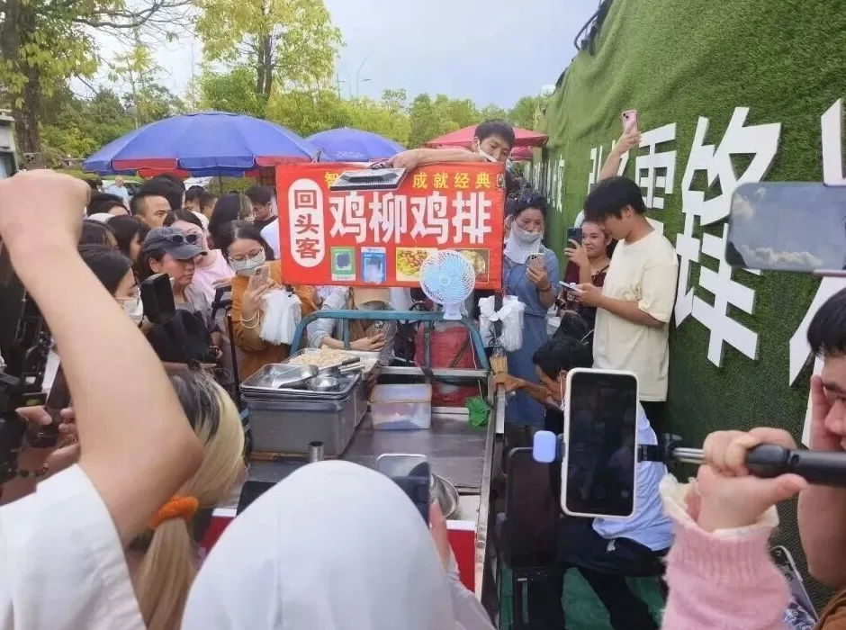 6元的鸡排，600元的服务！“鸡排哥”何以走红？-第1张图片-