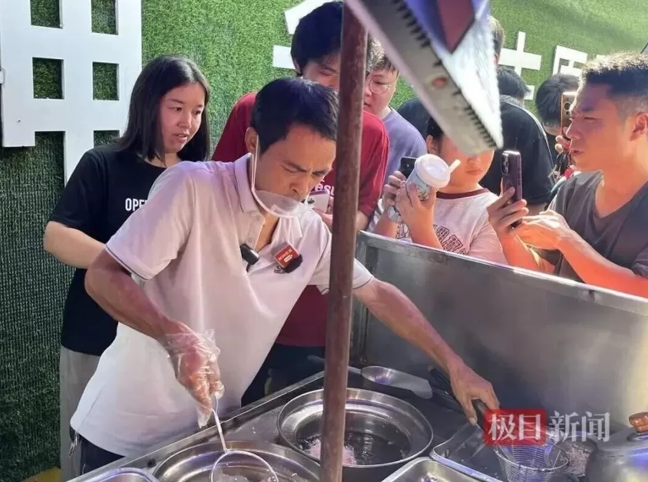 6元的鸡排，600元的服务！“鸡排哥”何以走红？-第2张图片-