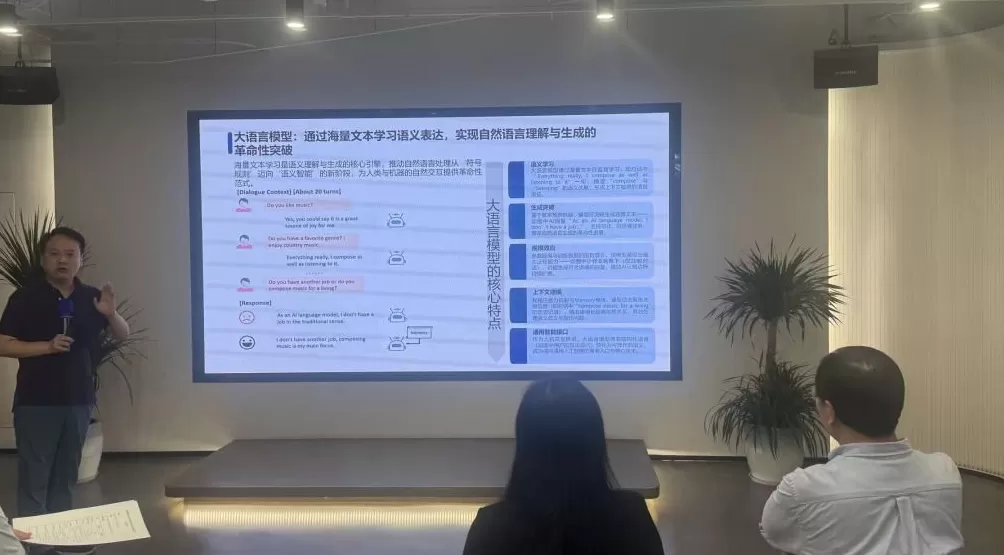 如何破解通用模型与行业需求适配矛盾，高校专家提出智能体优化解决方案-第1张图片-
