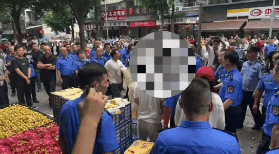 四川乐山城管执法时掀摊打人？官方回应：店主自己掀翻水果箱，三人阻碍执法被行拘-第1张图片-