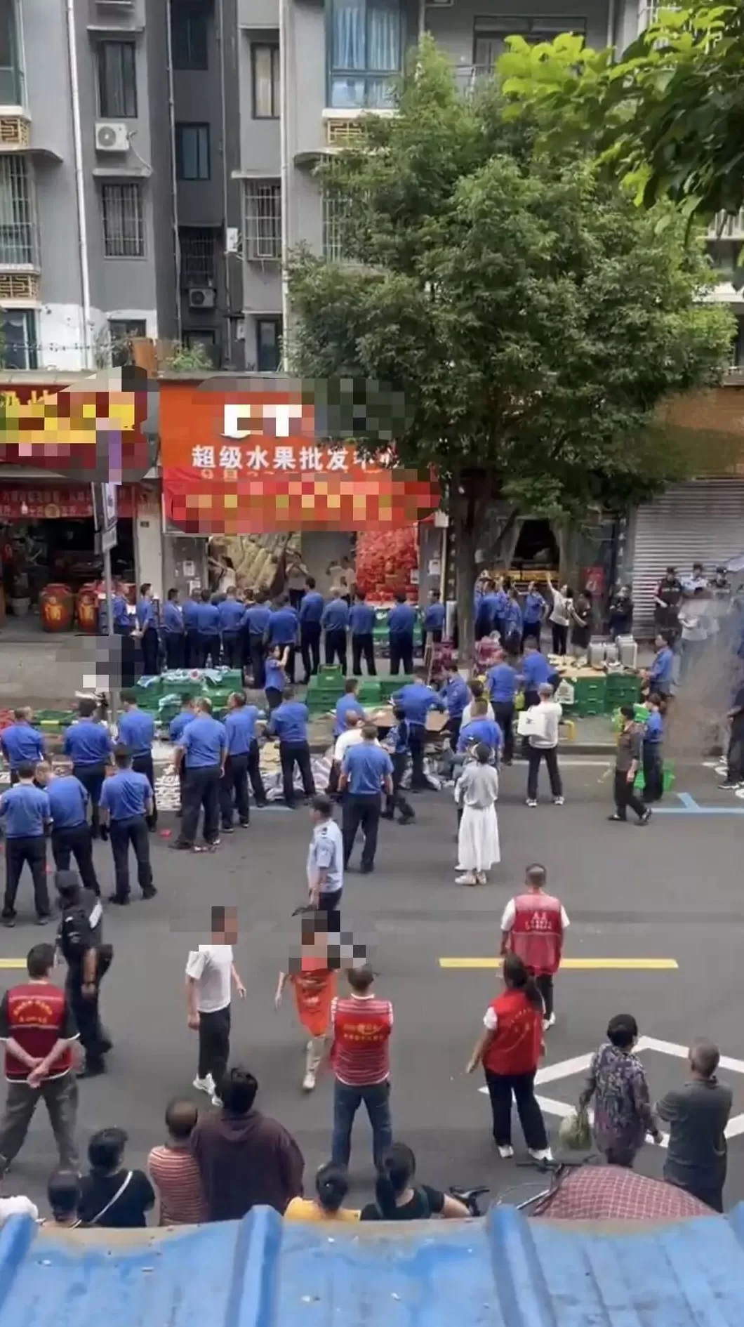 四川乐山城管执法时掀摊打人？官方回应：店主自己掀翻水果箱，三人阻碍执法被行拘-第2张图片-