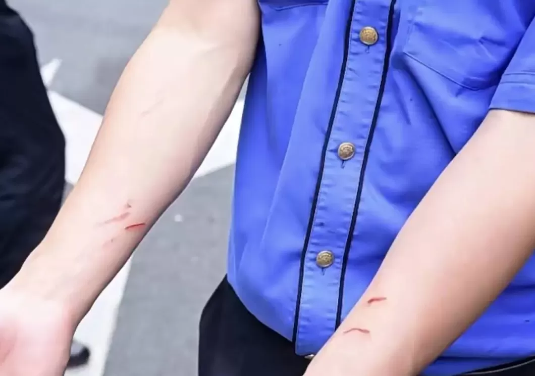 四川乐山城管执法时掀摊打人？官方回应：店主自己掀翻水果箱，三人阻碍执法被行拘-第4张图片-