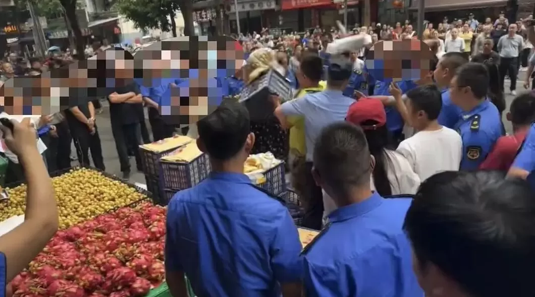 四川乐山城管执法时掀摊打人？官方回应：店主自己掀翻水果箱，三人阻碍执法被行拘-第3张图片-