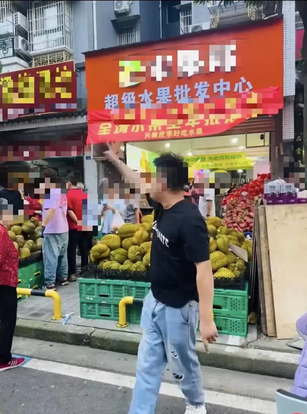 四川乐山城管执法时掀摊打人？官方回应：店主自己掀翻水果箱，三人阻碍执法被行拘-第5张图片-