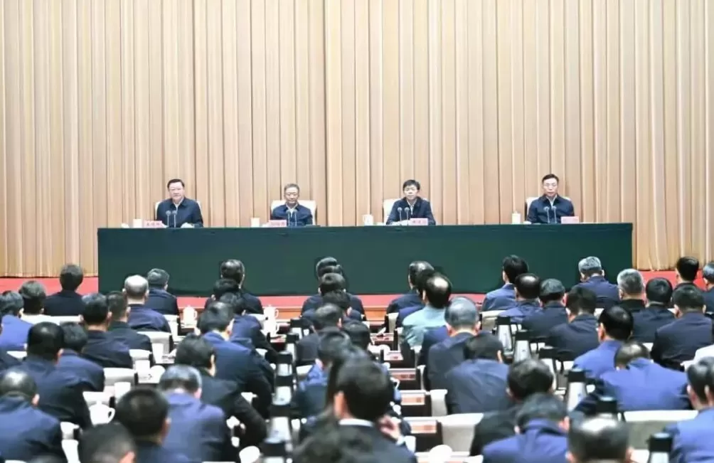 内蒙古自治区召开全区领导干部会议，黄建发宣布中央决定，孙绍骋主持并讲话，王伟中包钢讲话-第1张图片-