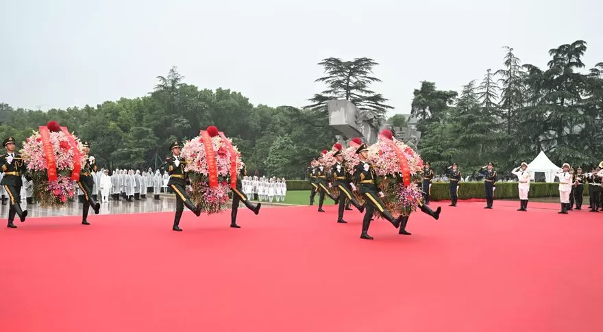 烈士纪念日，陈吉宁龚正等上海党政军领导向人民英雄敬献花篮-第2张图片-