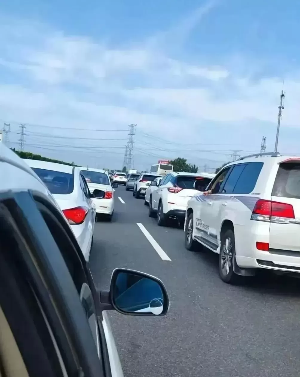 第一批“聪明人”已堵懵！上海的机场、火车站也全部爆满，高速“猪肝红”预警，直击现场-第5张图片-