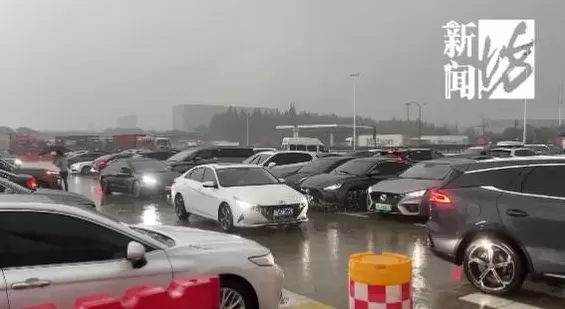 第一批“聪明人”已堵懵！上海的机场、火车站也全部爆满，高速“猪肝红”预警，直击现场-第9张图片-