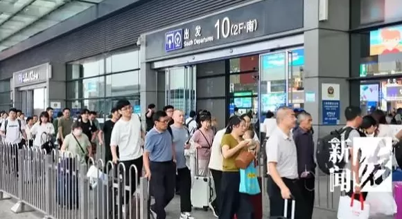 第一批“聪明人”已堵懵！上海的机场、火车站也全部爆满，高速“猪肝红”预警，直击现场-第20张图片-