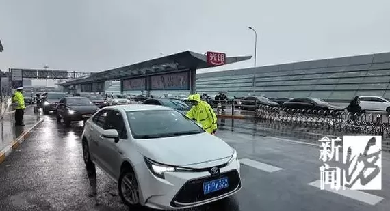 第一批“聪明人”已堵懵！上海的机场、火车站也全部爆满，高速“猪肝红”预警，直击现场-第18张图片-