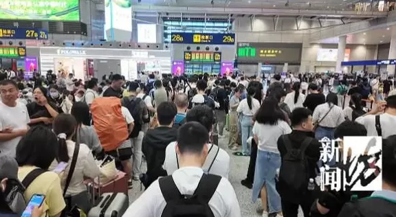 第一批“聪明人”已堵懵！上海的机场、火车站也全部爆满，高速“猪肝红”预警，直击现场-第28张图片-