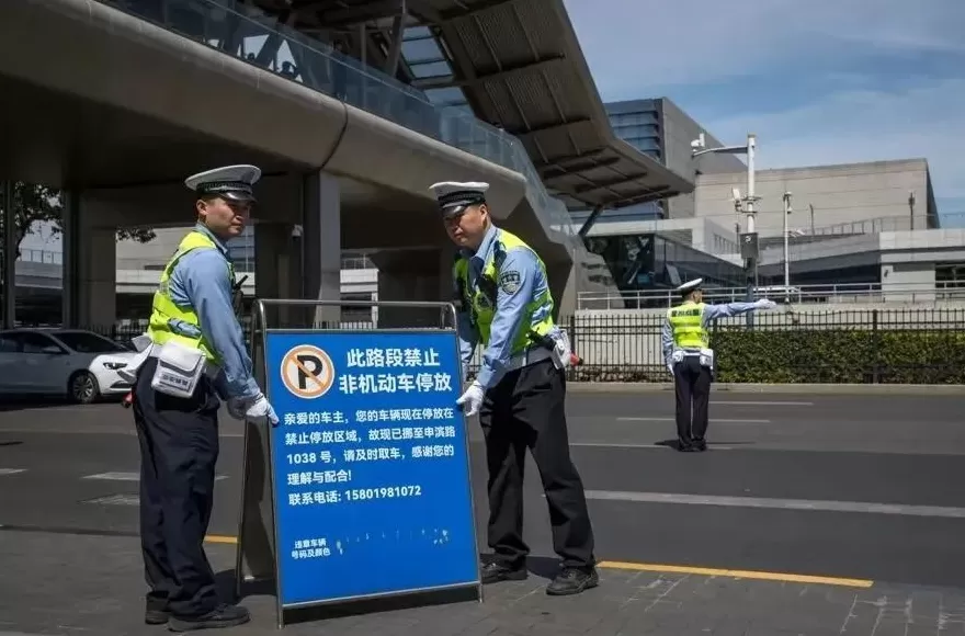 第一批“聪明人”已堵懵！上海的机场、火车站也全部爆满，高速“猪肝红”预警，直击现场-第31张图片-