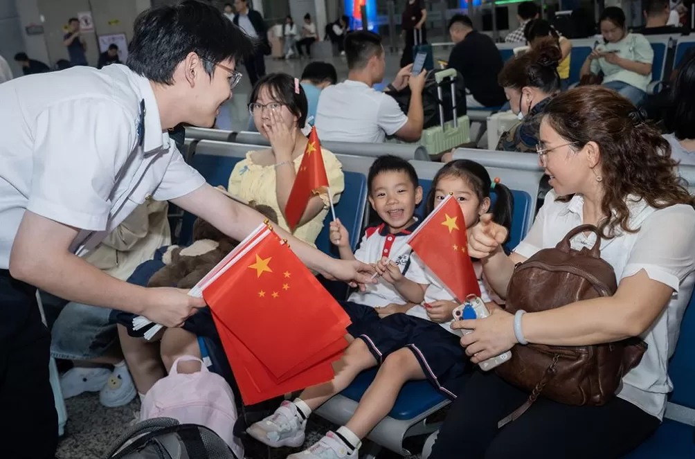 铁路上海站国庆客流迎来最高峰，今日预计发送80万人或创新高-第1张图片-