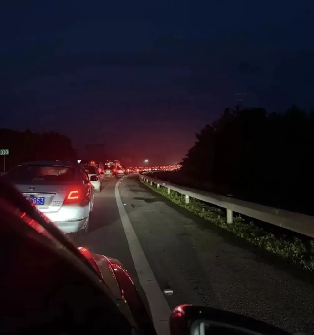 假期第一天遇降雨，高速堵堵堵，河南网友：服务区都进不去-第4张图片-